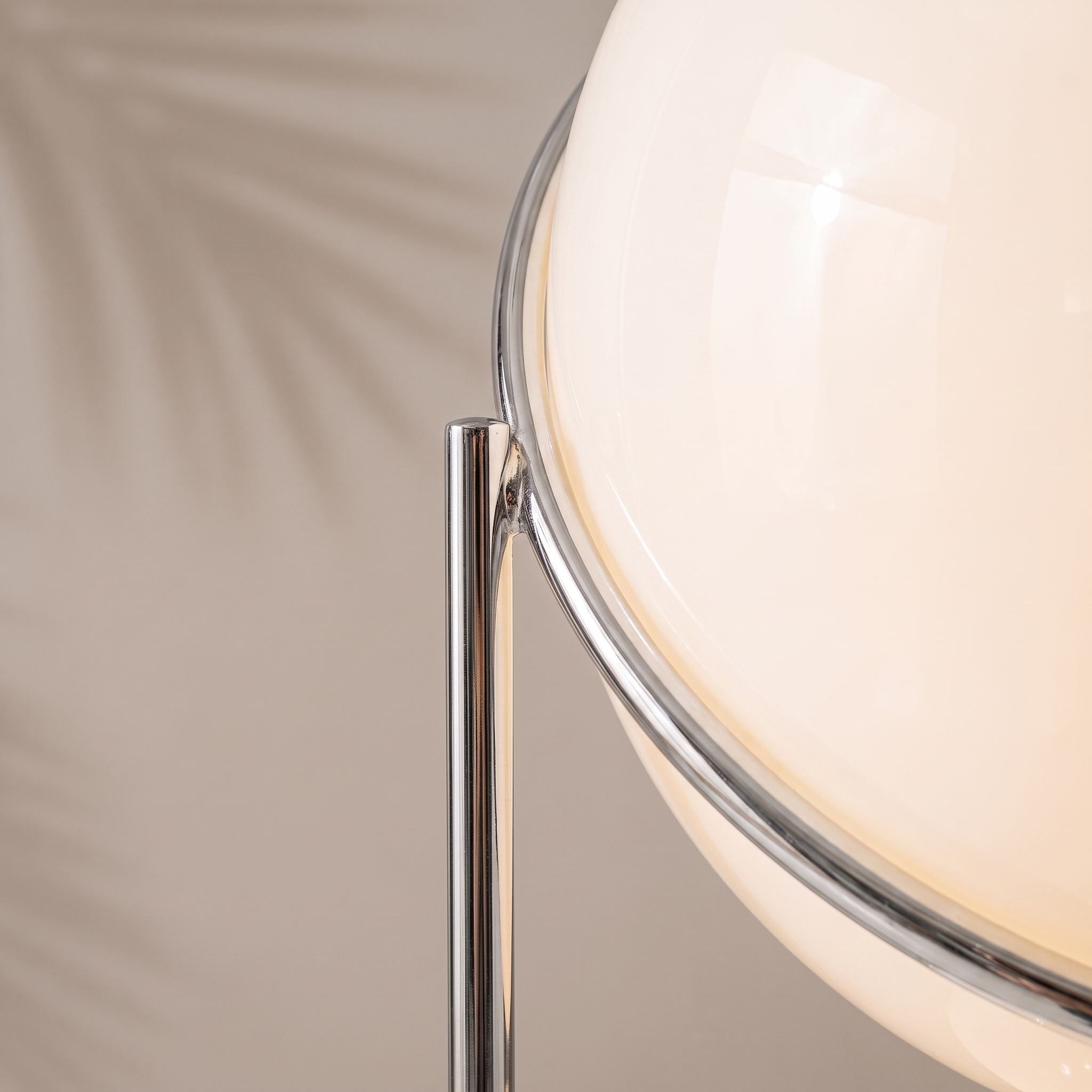 Détail matière chrome poli et verre crème, Navula
