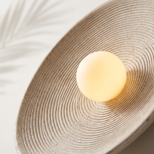 Zoom sur la texture effet pierre et le globe opale de l'applique Yuki — Navula