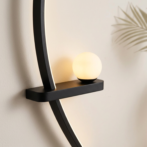 Zoom sur l'arc noir et le globe lumineux de l'applique — Navula