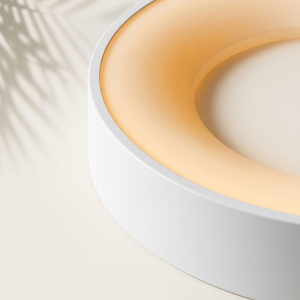 Zoom sur le bandeau blanc et l'anneau lumineux du plafonnier — Navula