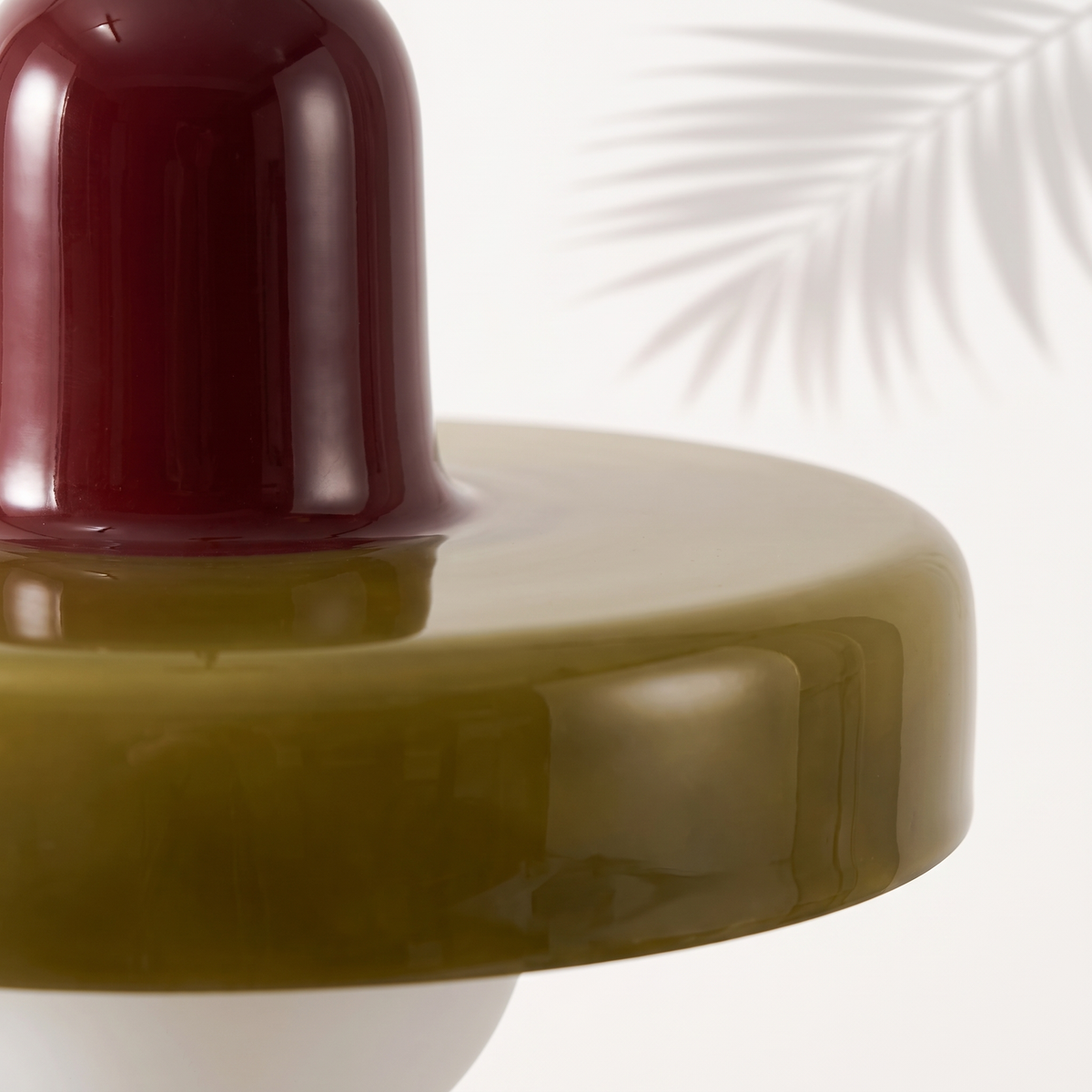 Gros plan verre glossy Bordeaux & Vert thé — Suspension Bauhaus Navula