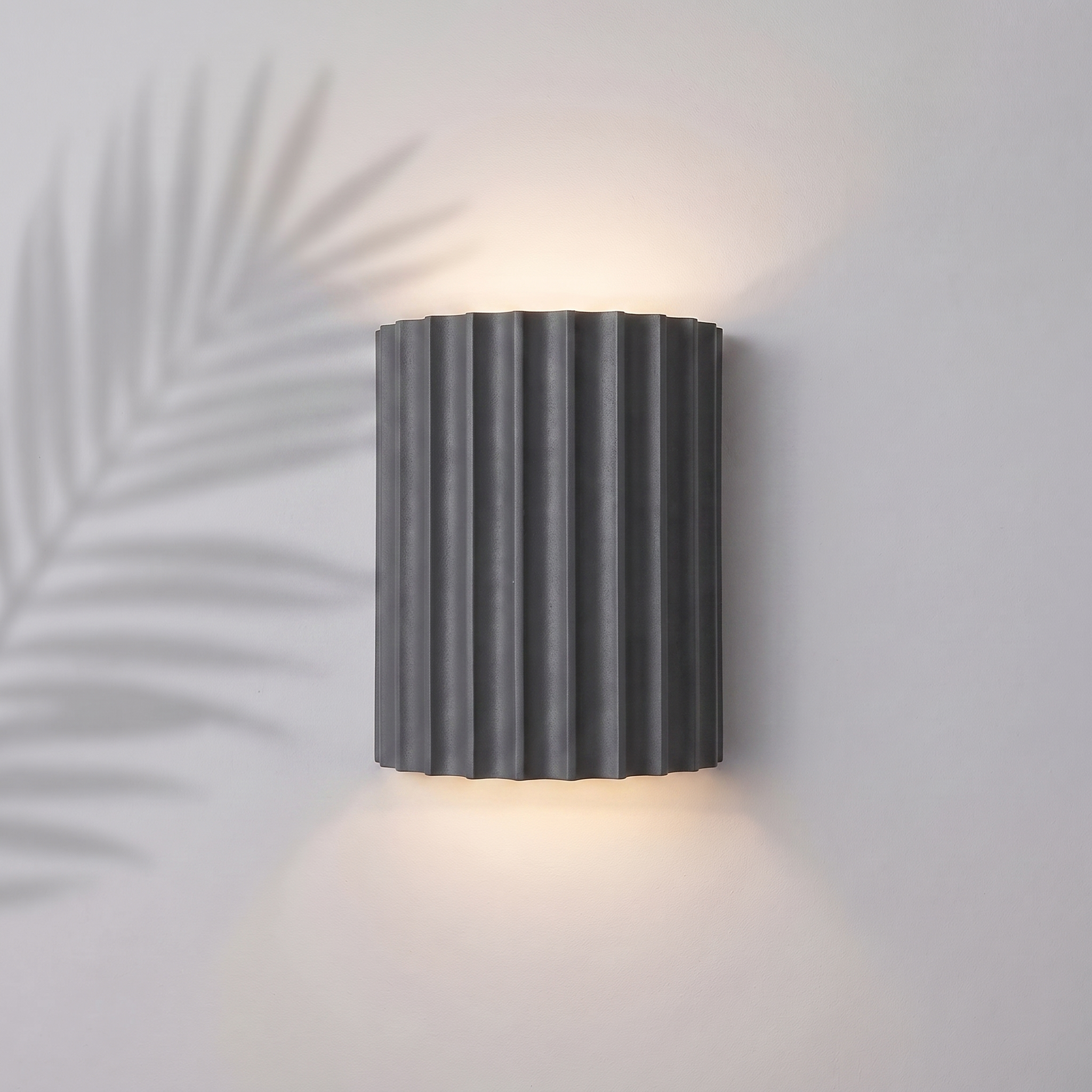 Applique murale résine cannelée gris anthracite — Navula