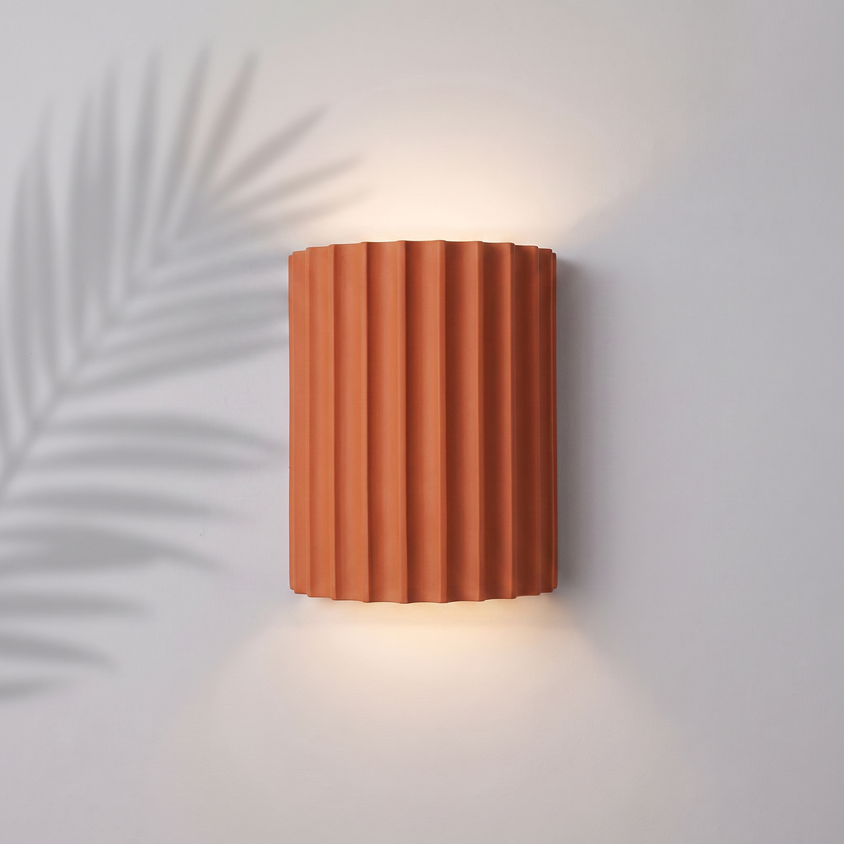 Applique murale résine cannelée terracotta orange — Navula